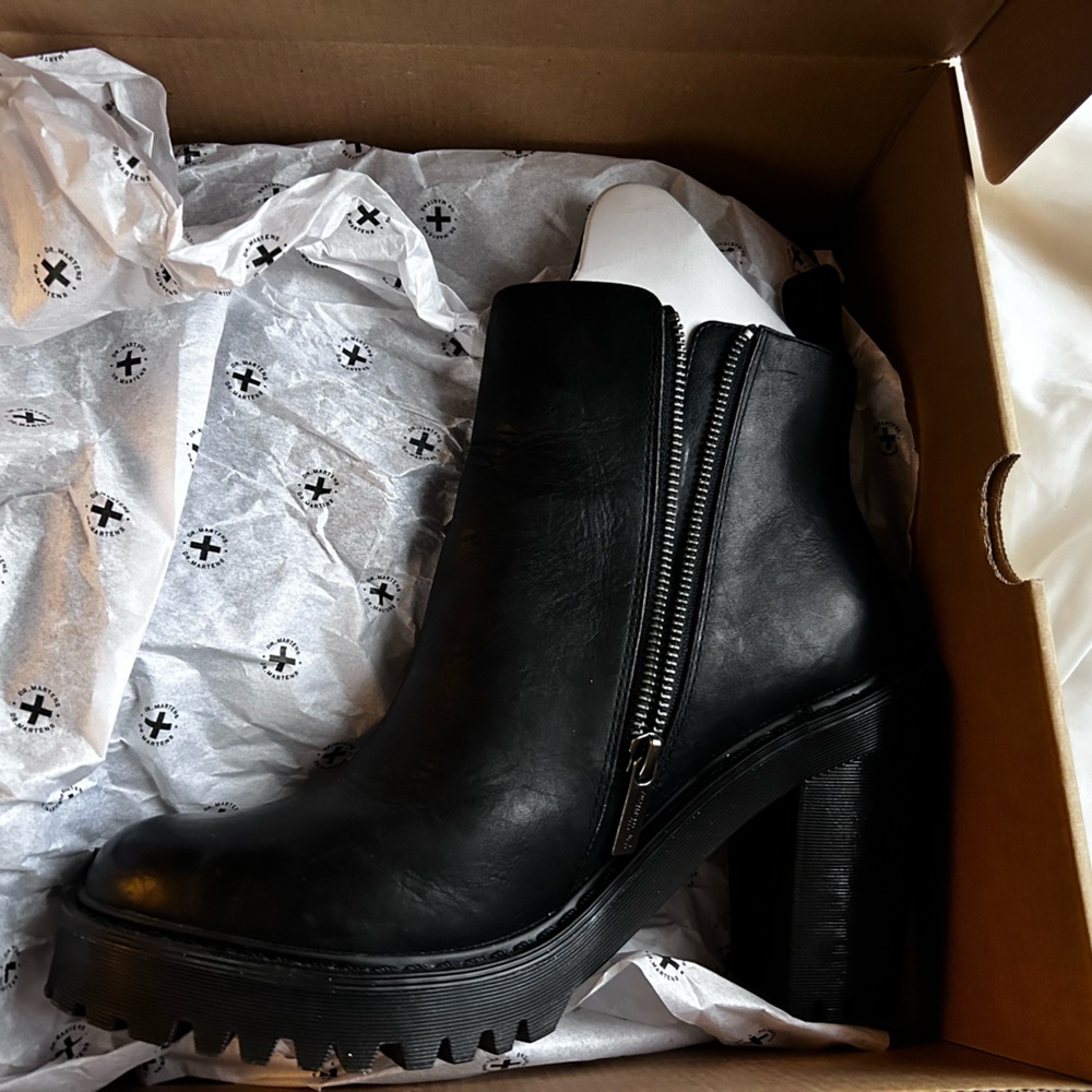 Dr. Martens - Magdalena Boots